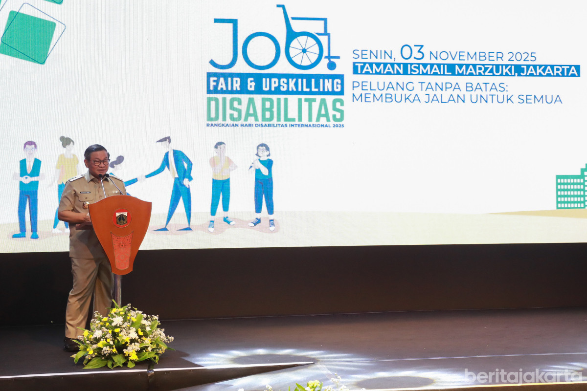 Gubernur Pramono memberikan sambutan dan membuka Job Fair Penyandang Disabilitas tahun 2025