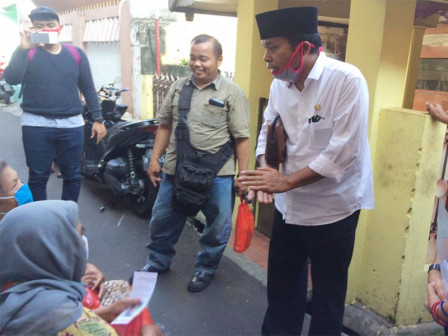 Anggota Komisi A Bagikan Sembako di Menteng Dalam