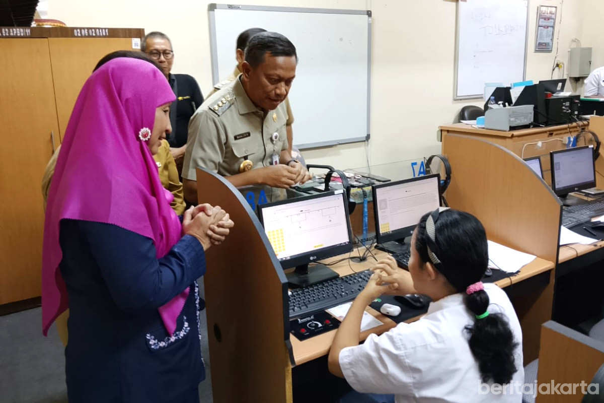 Wali Kota Jakarta Timur meninjau kegiatan Try Out KJP di SMAN 62