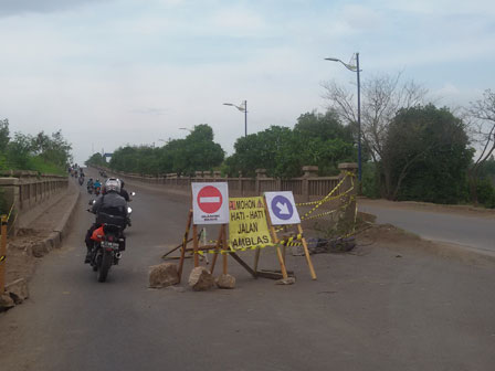 Jembatan Kali Blencong di Jl Arteri Marunda, bagian utara ambles. 