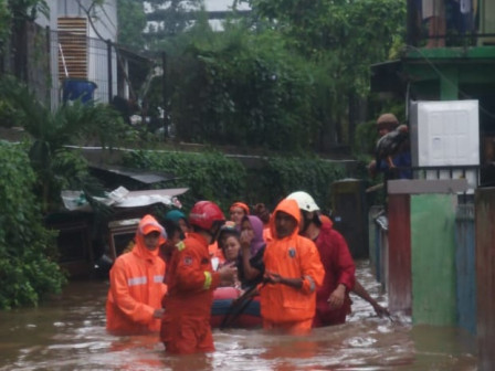 Empat Perahu Karet Dikerahkan Evakuasi Warga di Korban Banjir di Pasar Minggu
