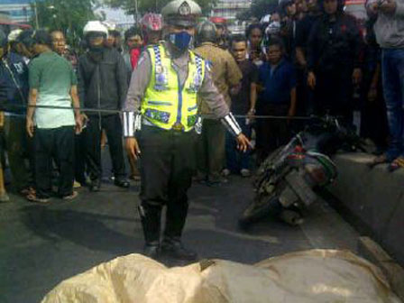  Transjakarta Tabrak Sepeda Motor Di Pesing