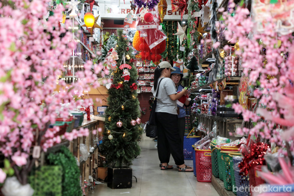 Omzet Pedagang Pernak Pernik di Asemka Meningkat Jelang Natal 