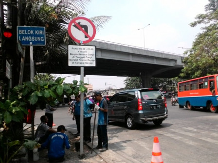  Sudinhub Jaktim Pasang Rambu Larangan Ganjil Genap 