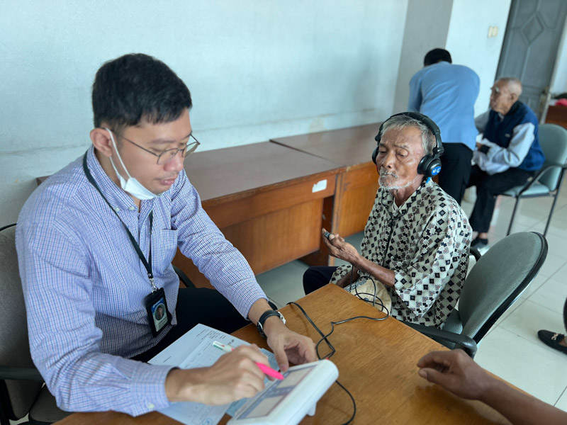 Warga Senang Dapat Bantuan Alat Bantu Dengar Gratis 