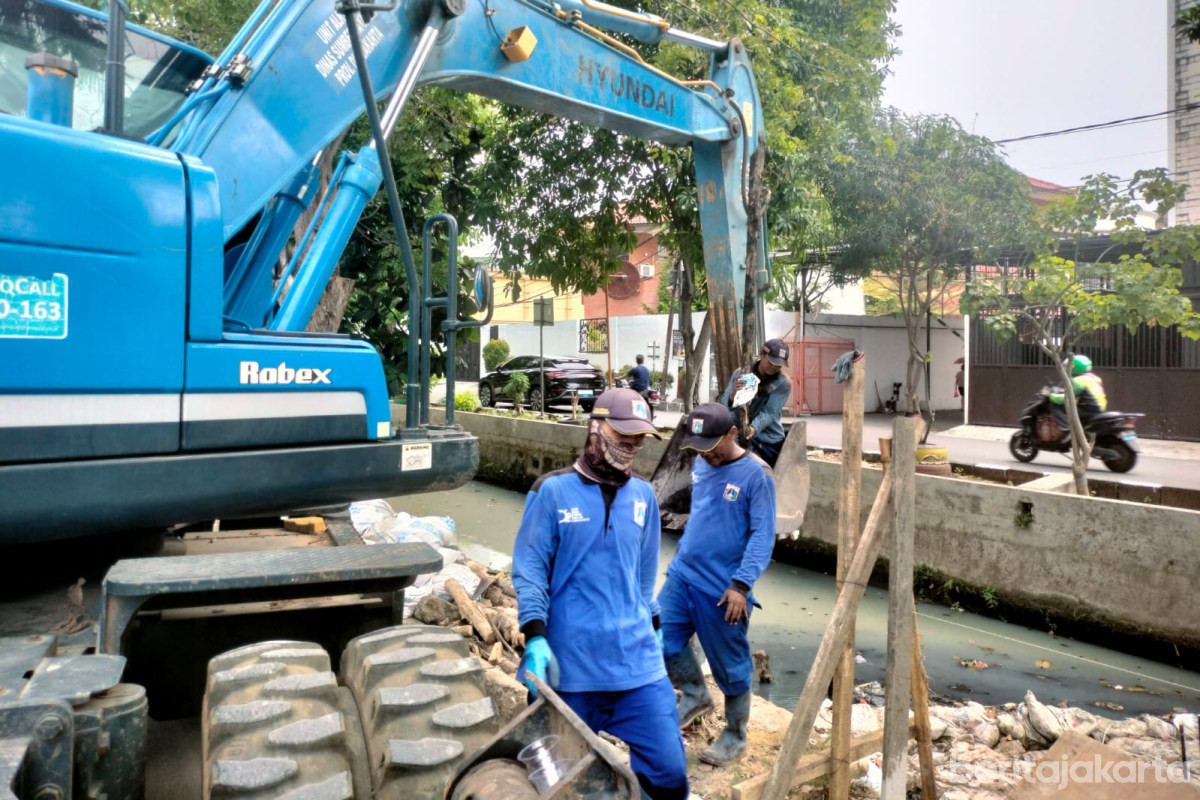 Perbaikan Turap di Jalan Taman Cosmos 