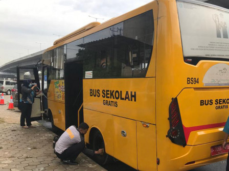  16 Pelaku Perjalanan Diantar Bus Sekolah ke Tempat Isolasi Terpadu 