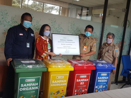 Sudin LH Jakpus Terima Bantuan 40 Tong Sampah Pilah 