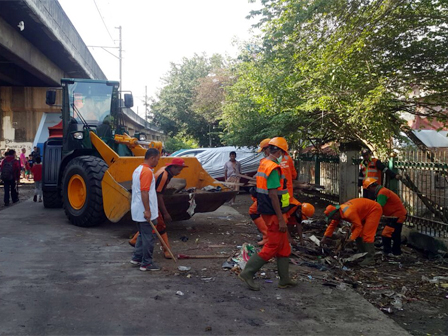 300 Petugas Gabungan Bersihkan Kawasan RPTRA Mangga Dua Selatan