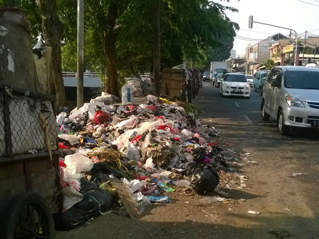 Soal Sampah Di Kembangan, Camat: Itu Sampah Dari Kebon Jeruk