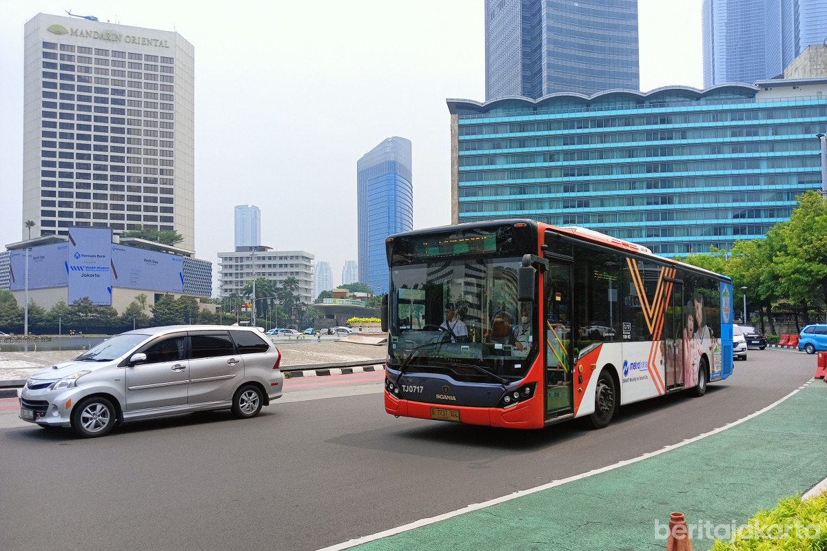 Bus Transjakarta melintas di kawasan Bundaran HI