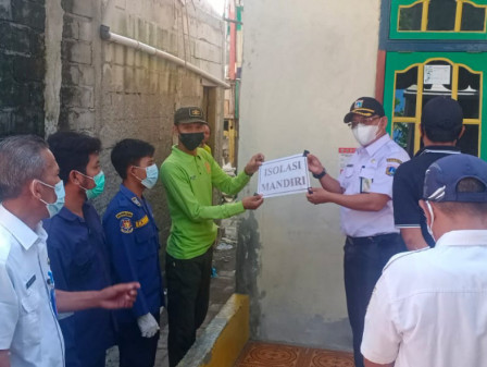Kelurahan Pulau Kelapa Copot Stiker Isolasi Mandiri di Rumah Warga 