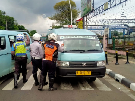 Mangkal di Bahu Jalan, Enam Angkutan Umum Ditindak Petugas