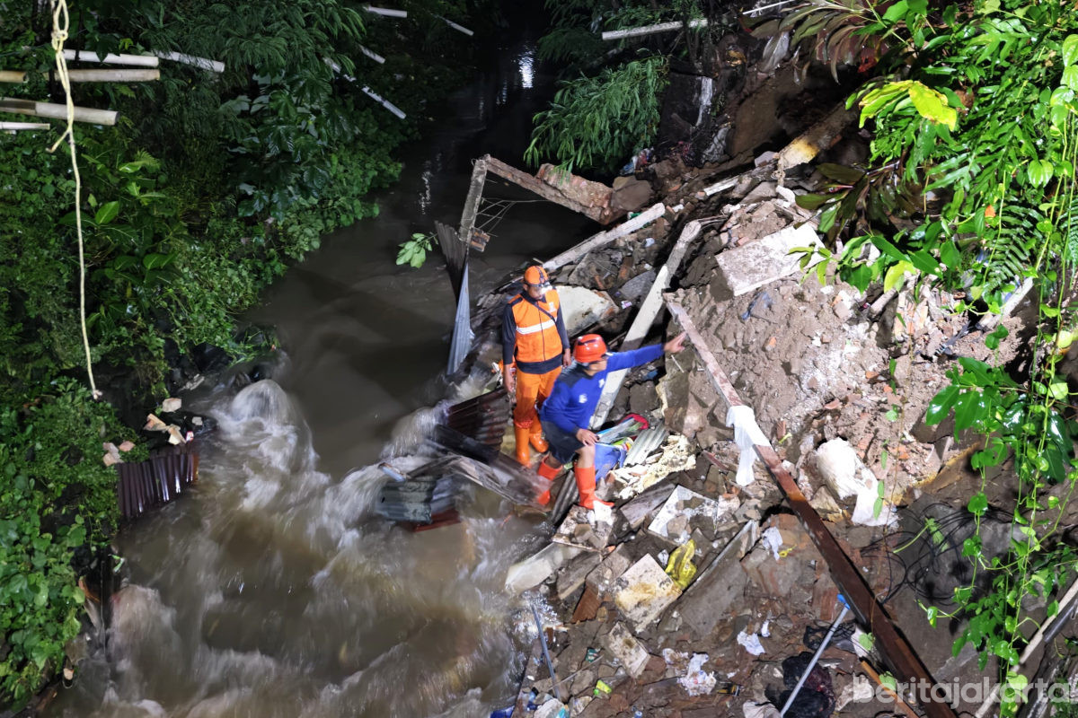 Petugas Gabungan Tangani Turap Longsor di Srengseng Sawah 