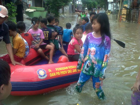 Air Kali Angke Meluap, 44 KK Kembangan Utara Mengungsi