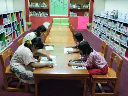 Puluhan Warga Akses Layanan Perpustakaan Petojo Enclek 