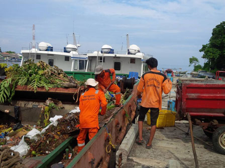 30 Ton Sampah Diangkut Dari Kepulauan Seribu Pasca Libur Panjang