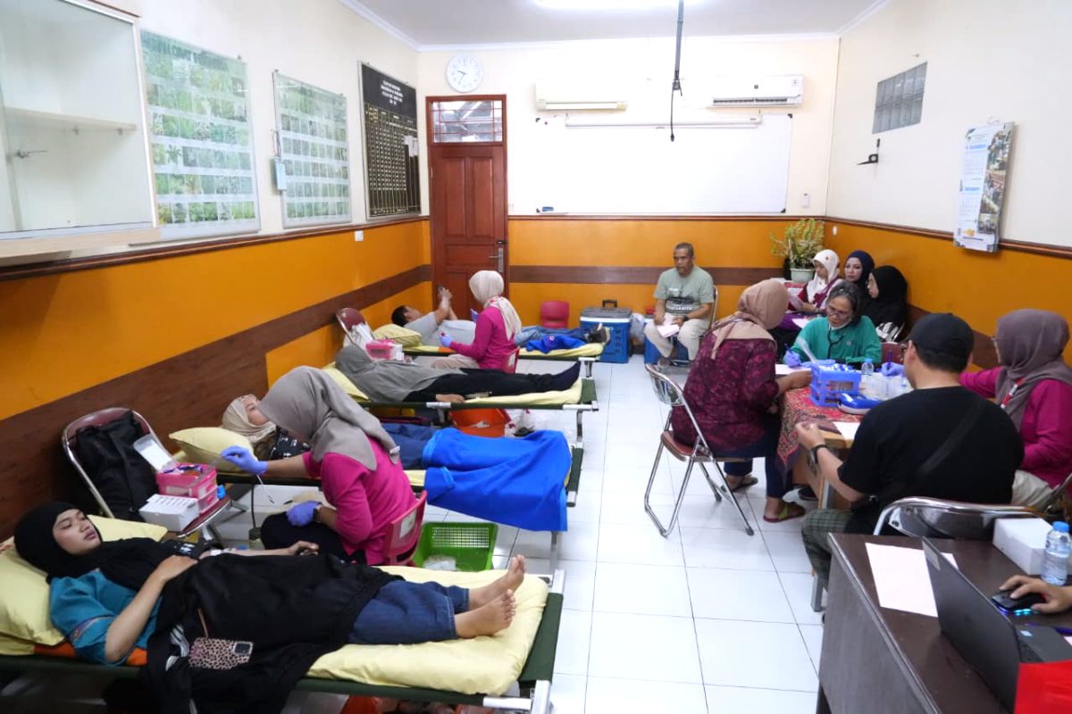 Warga Pondok Bambu mengikuti Kegiatan Donor Darah
