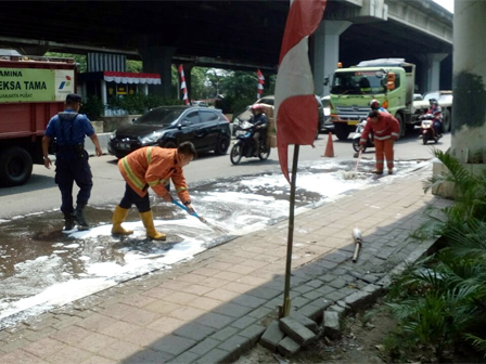 Empat Mobil Pemadam Semprot Ceceran Oli di Jl Yos Sudarso