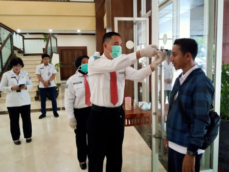  Pemkot Jakpus Periksa Suhu Tubuh ASN dan Pengunjung di Kantor Walikota