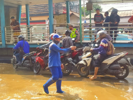 Puluhan Personel Gabungan Atasi Genangan di Jl Raya Bogor 