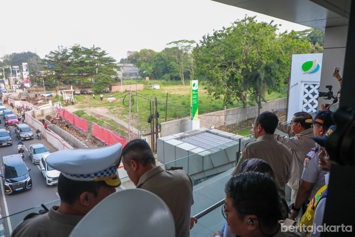 Gubernur Pramono bersama jajaran melihat titik kemacetan di Jalan TB Simatupang
