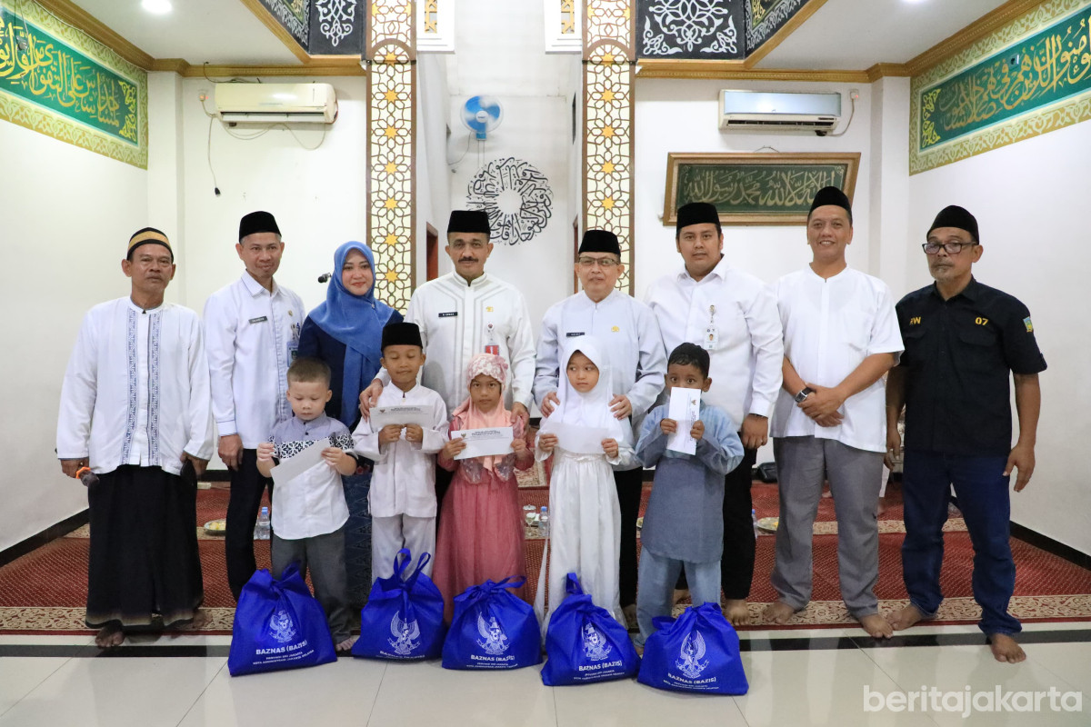 Pemkot Jaksel memberikan santunan 40 Yatim Piatu di Pasar Minggu