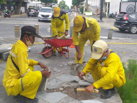 Delapan Titik Trotoar Diperbaiki di Jalan Kemang Raya