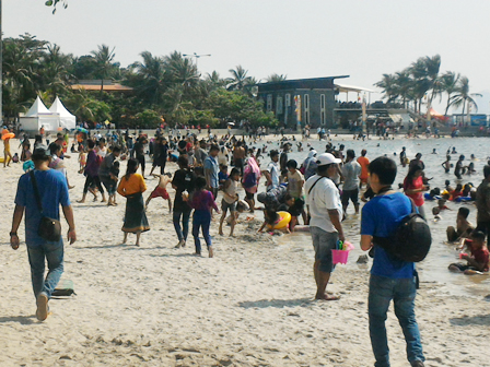 Puluhan Ribu Pengunjung Padati Kawasan Wisata Ancol