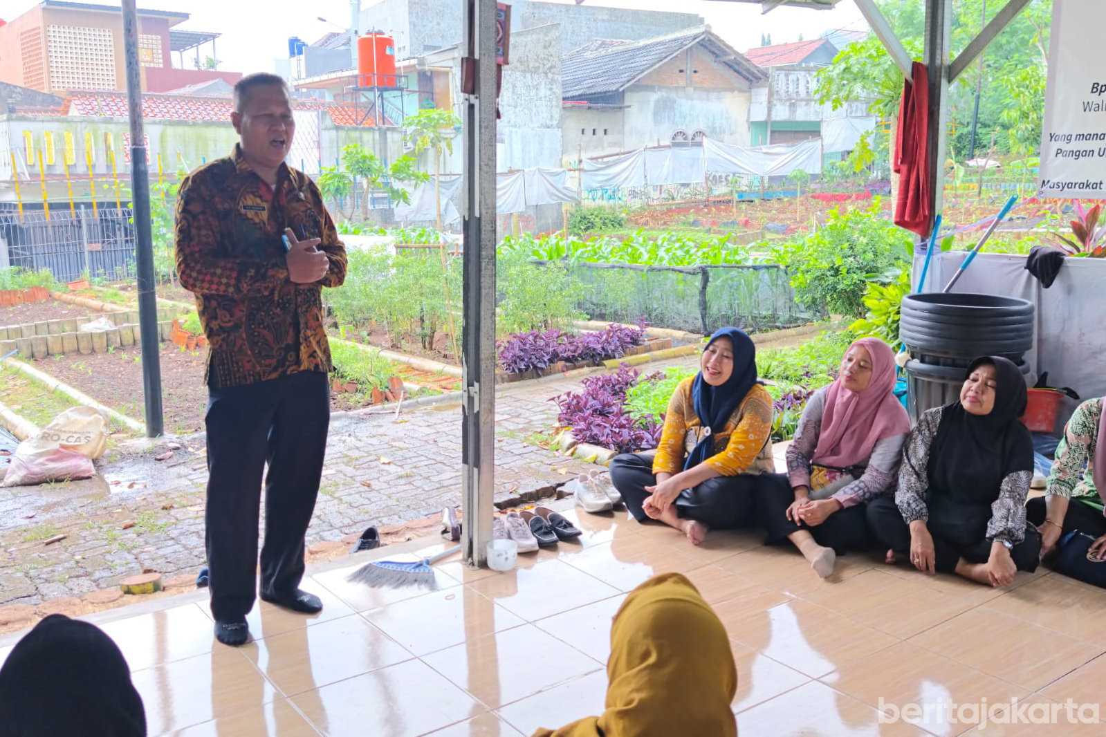 https://multimedia.beritajakarta.id/photo/2014_508c75c8507a2ae5223dfd2faeb98122/Lurah Lenteng Agung, Ahmad Hasan Husaini meninjau pembangunan Sentra Fauna dan Kuliner