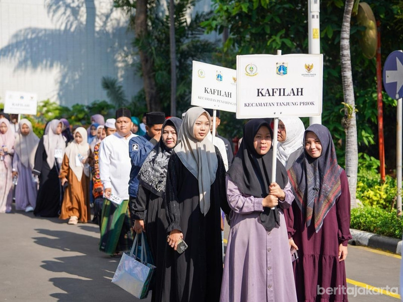 Peserta melakukan Pawai Ta'aruf di (MTQ) ke XXXI Tingkat Kota Jakarta Utara Tahun 2025 