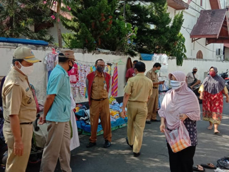  10 Pengunjung Pasar Langgar PSBB di Warakas Disanksi Kerja Sosial