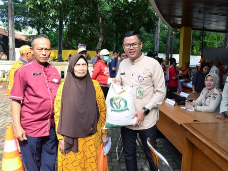 Kelurahan Kalideres Distribusikan 1.700 Beras Bulog Pada Warga