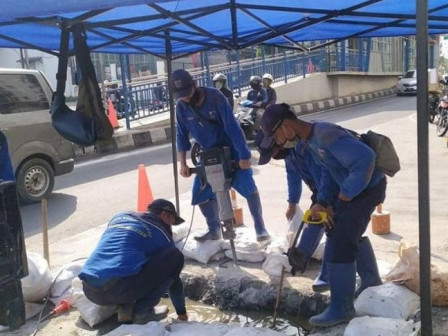 Saluran di Jalan Ciledug Raya Petukangan Selatan Dikeruk Petugas