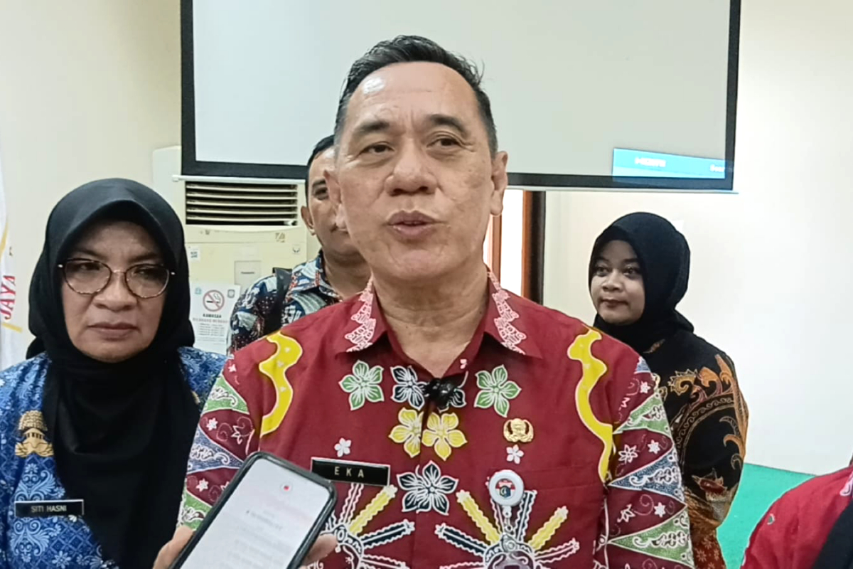 Sekretaris Kota Jaktim, Eka Darmawan memberikan keterangan terkait posko aduan masyarakat