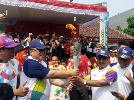 Menteri Bappenas Jadi Pelari Pertama Kirab Obor Asian Games di Jakbar