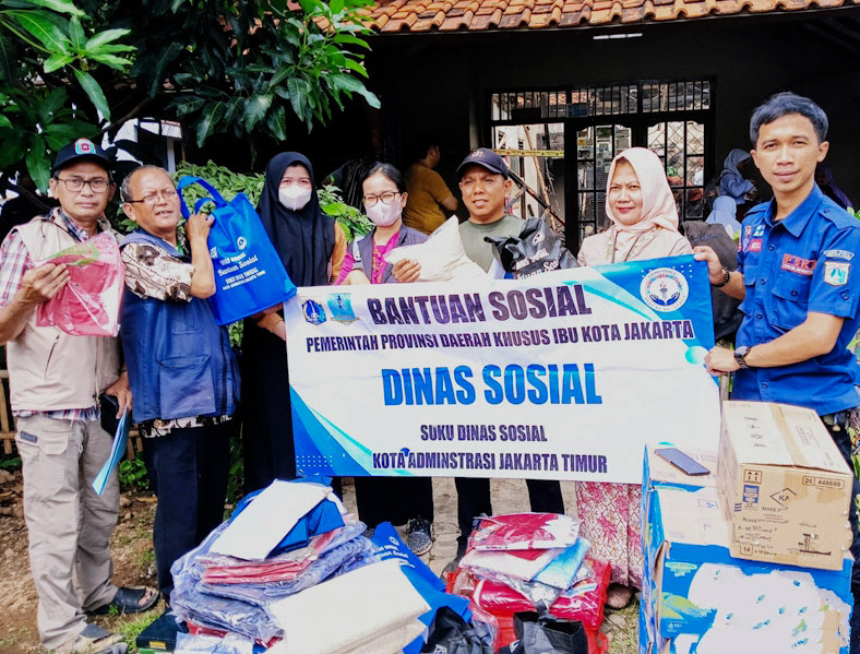 https://multimedia.beritajakarta.id/photo/2014_508c75c8507a2ae5223dfd2faeb98122/Sudin Sosial Jaktim Serahkan Bantuan Penyintas Kebakaran di Pulo Gebang 