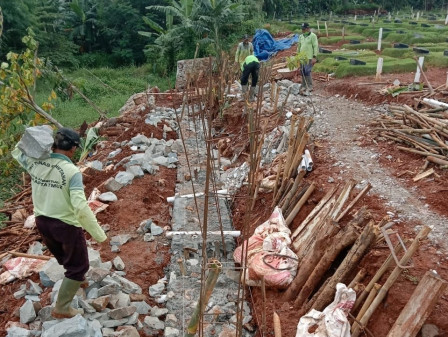 Perbaikan Turap Longsor di TPU Pondok Ranggon Rampung
