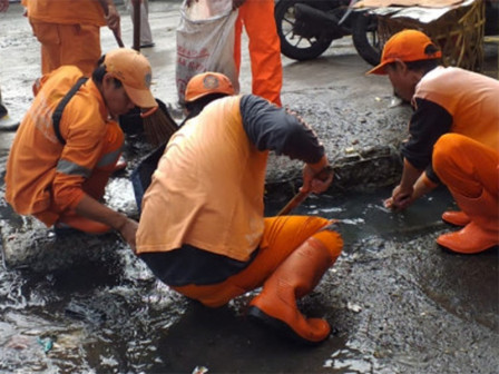 Antisipasi Genangan, Tali Air Jalan Tanjung Duren Timur Dibersihkan