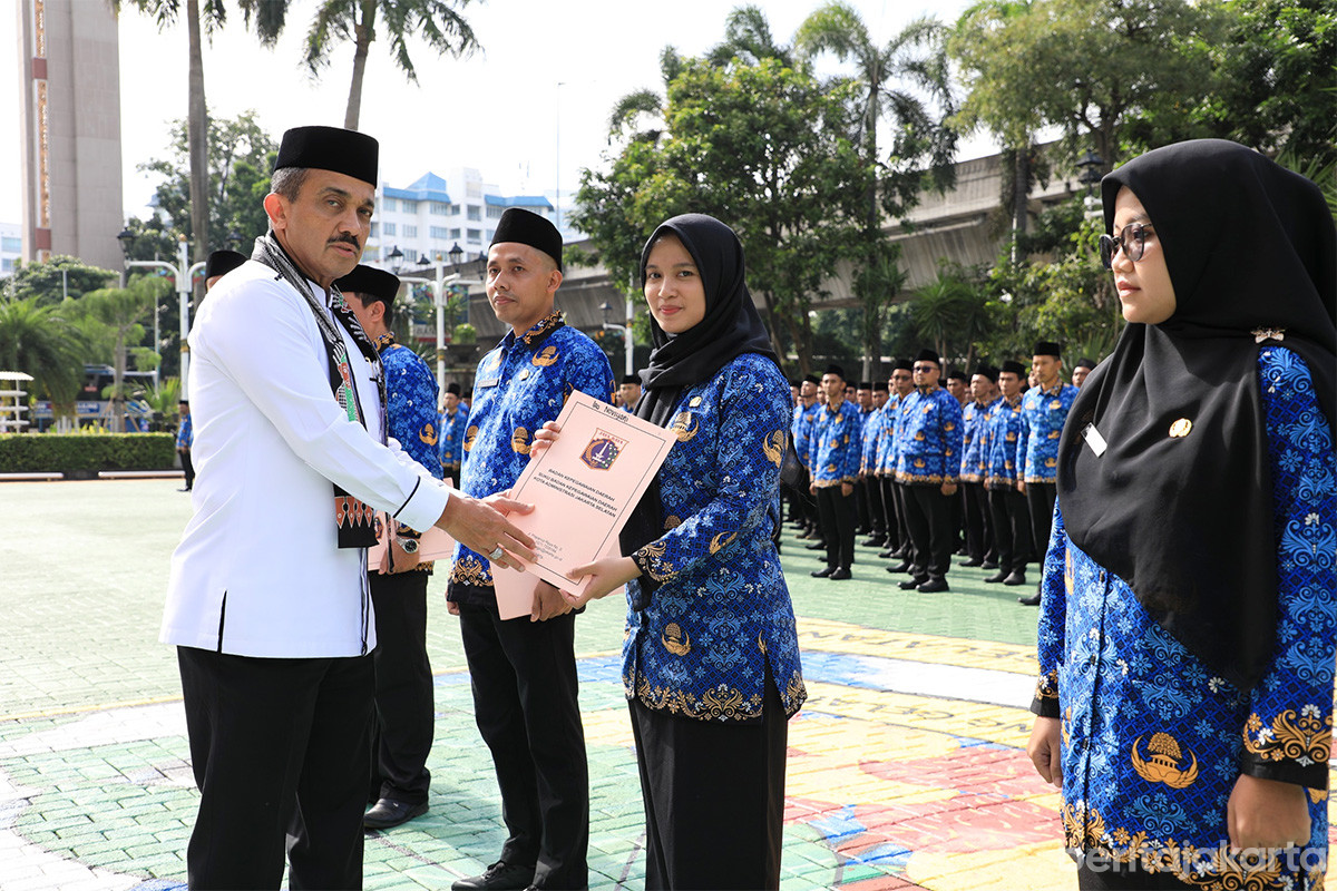 Anwar serahkan Surat Keputusan (SK) pengangkatan PPPK Paruh Waktu di lingkungan Pemkot Jaksel