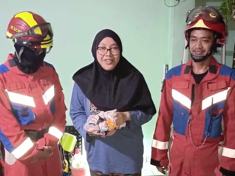 Gulkarmat Jaktim Evakuasi Anak Kucing di Dalam Pipa Pembuangan Air