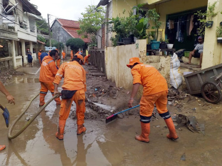 100 Personel Gabungan Bersihkan Lumpur dan Sampah Sisa Banjir di Cawang