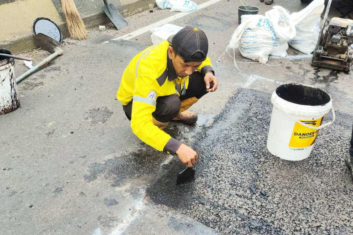 Pasukan Kuning untuk melakukan penanganan darurat jalan berlubang di Flyover Pancoran