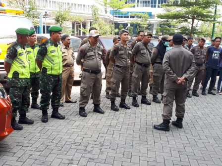 Gudang Tanpa IMB di Kapuk Dibongkar Petugas 