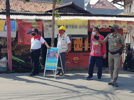  75 Petugas Gabungan Gelar Operasi Tertib Masker di Cijantung 