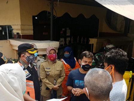 Satpol PP Tanah Abang Dikerahkan Bantu Evakuasi Jenasah Terpapar COVID 19