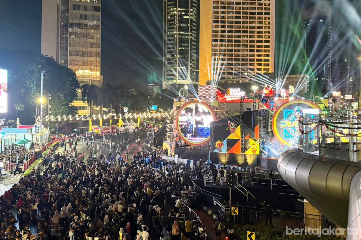 Warga Tumpah Ruah di Bundaran HI Sambut Malam Tahun Baru 