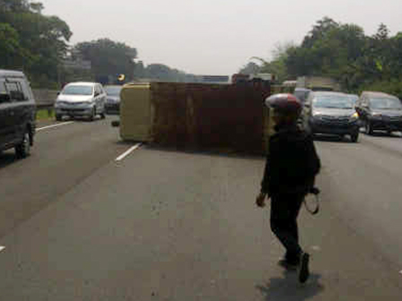 Pecah Ban, Truk Angkut Minyak Sayur Terguling di Tol Jagorawi