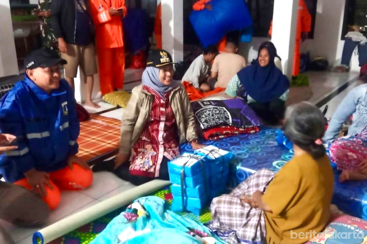 Wali Kota Jakarta Barat meninjau lokasi pengungsian penyintas banjir