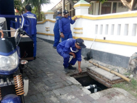 Sedimen IPAL di Pulau Pramuka Dikeruk